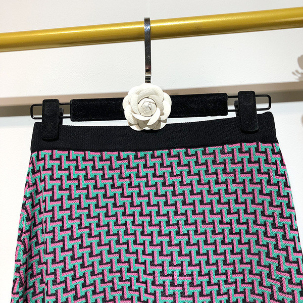 Vékony kötésből készült rövid szoknya mintás mintával