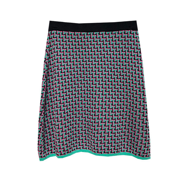 Vékony kötésből készült rövid szoknya mintás mintával