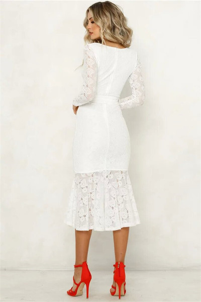 Stílusos női csipkeruha mély nyakkivágással, fehér és fekete színben