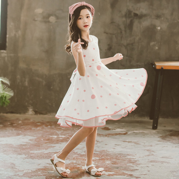 Új modell szabású, pöttyös gyerekruha két színben