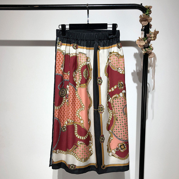 Hosszú, széles szoknya színes mintával, rugalmas derékkal