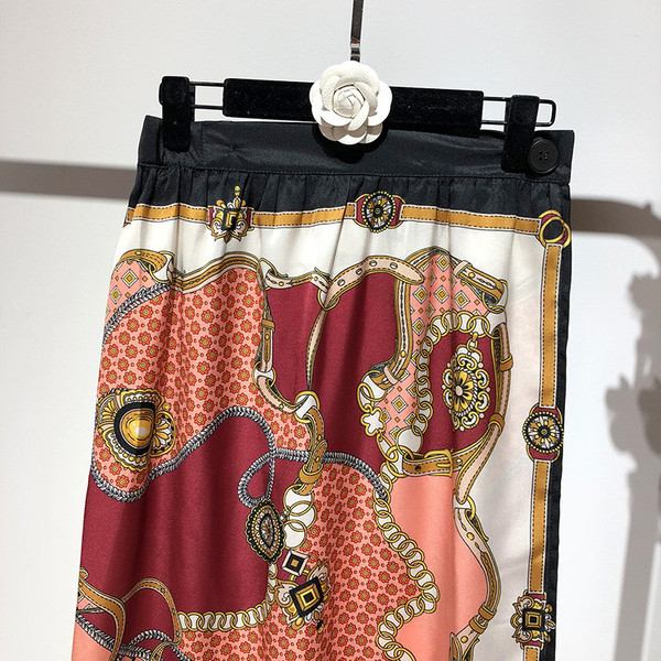 Hosszú, széles szoknya színes mintával, rugalmas derékkal