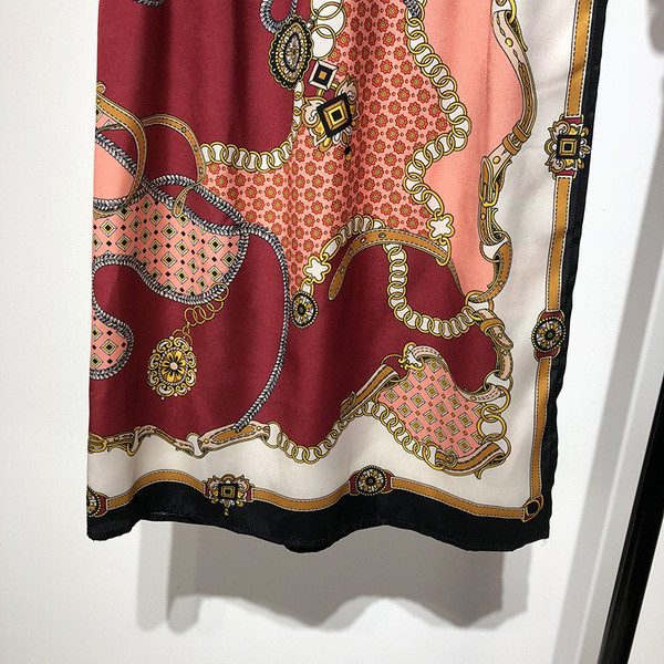 Hosszú, széles szoknya színes mintával, rugalmas derékkal