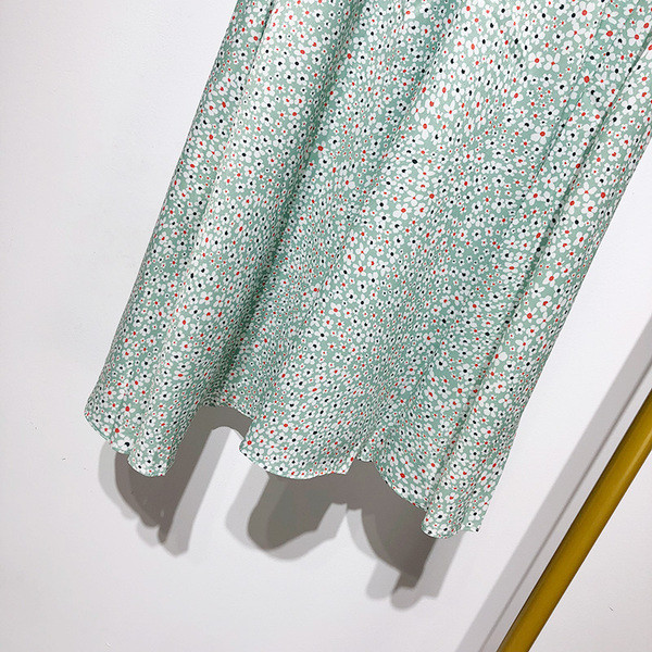 Hosszú, széles szoknya virágmintával