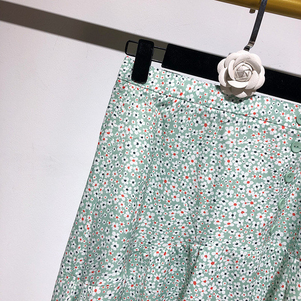 Hosszú, széles szoknya virágmintával