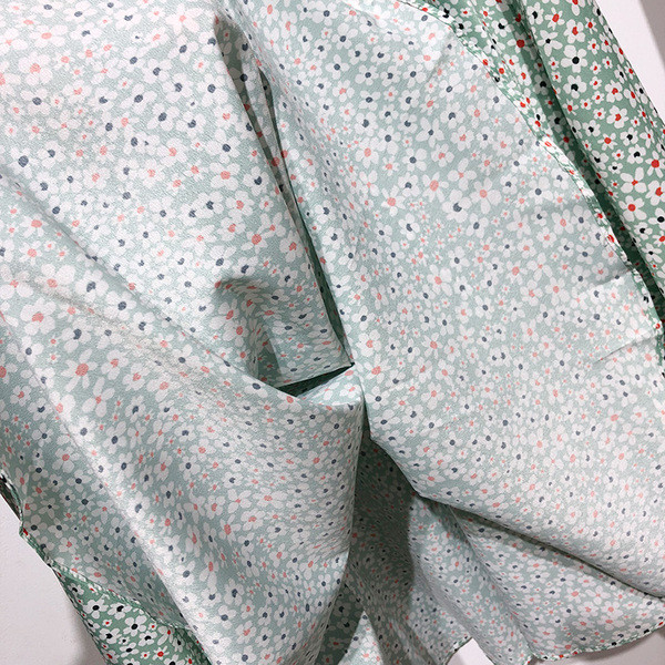 Hosszú, széles szoknya virágmintával