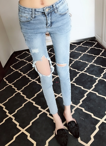 Modern női farmer szakadt motívumokkal, világoskék színben