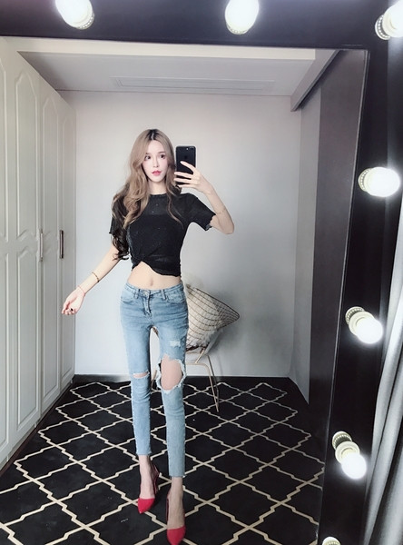 Modern női farmer szakadt motívumokkal, világoskék színben