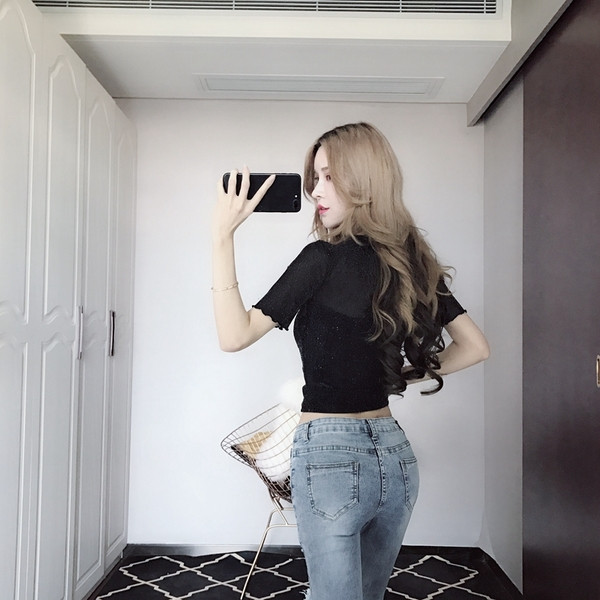 Modern női farmer szakadt motívumokkal, világoskék színben