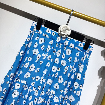 Hosszú, széles szoknya kék és virágmintával