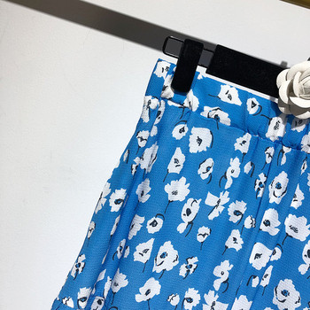 Hosszú, széles szoknya kék és virágmintával