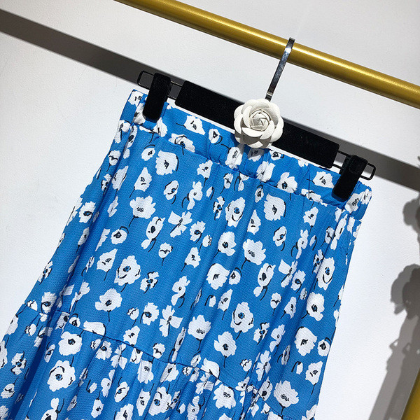 Hosszú, széles szoknya kék és virágmintával