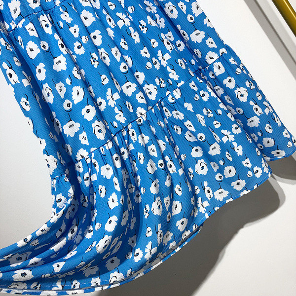 Hosszú, széles szoknya kék és virágmintával