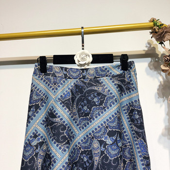 Női hosszú és széles szoknya színes mintával