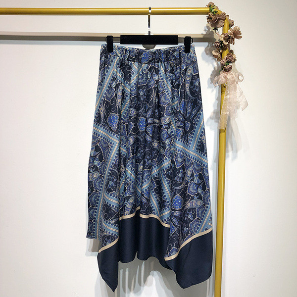 Női hosszú és széles szoknya színes mintával