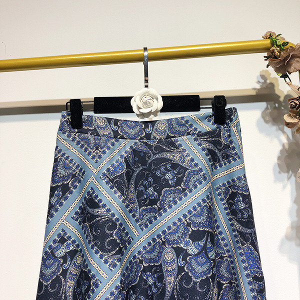 Női hosszú és széles szoknya színes mintával