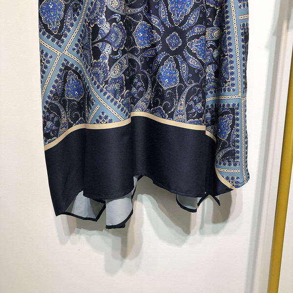 Női hosszú és széles szoknya színes mintával