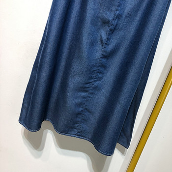 Hosszú és széles női szoknya kék gombokkal