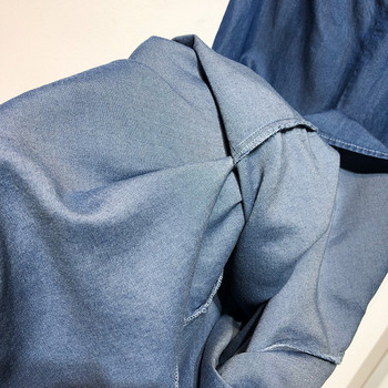 Hosszú és széles női szoknya kék gombokkal