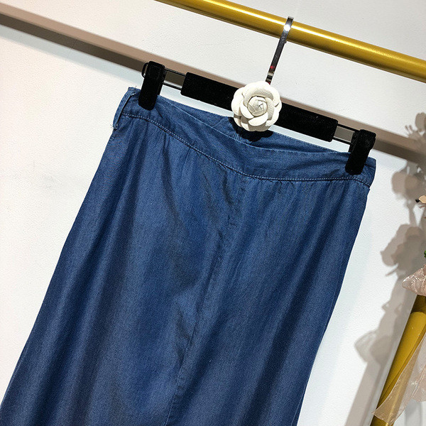 Hosszú és széles női szoknya kék gombokkal