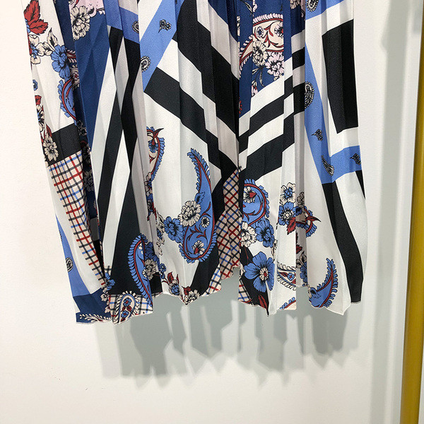 Redős női szoknya rugalmas derékkal, színes mintával