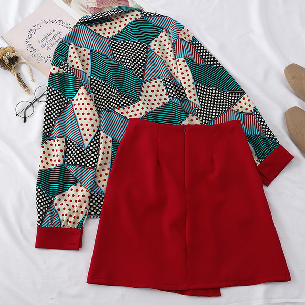 Stílusos női szett színes inggel és piros szoknyával