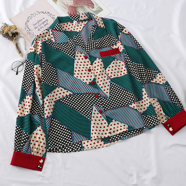 Stílusos női szett színes inggel és piros szoknyával