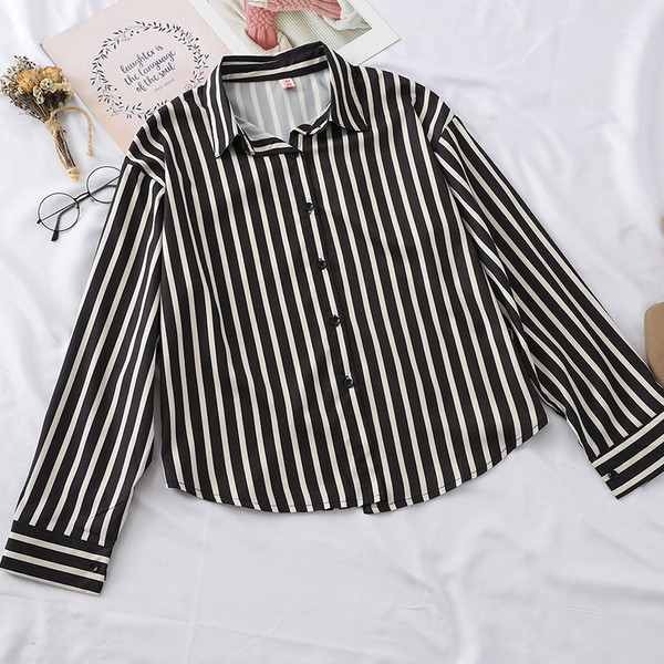 Modern női kétrészes szett zöld csíkos inggel és szoknyával