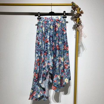 Kék és virágmintás hosszú női szoknya