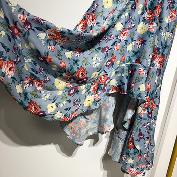 Kék és virágmintás hosszú női szoknya