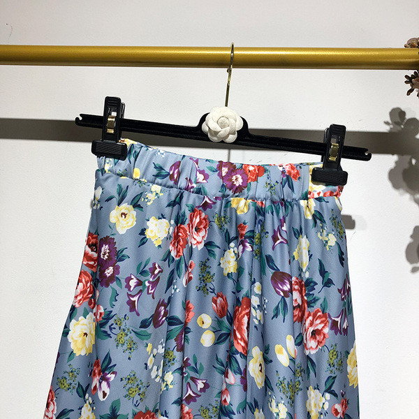 Kék és virágmintás hosszú női szoknya