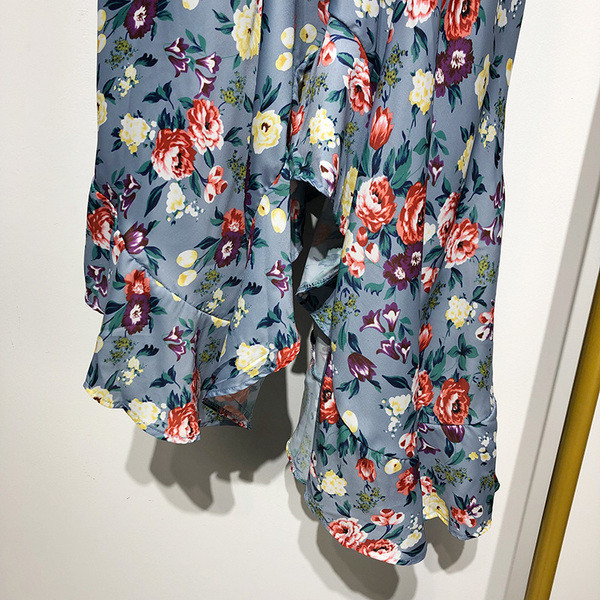 Kék és virágmintás hosszú női szoknya