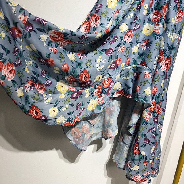 Kék és virágmintás hosszú női szoknya