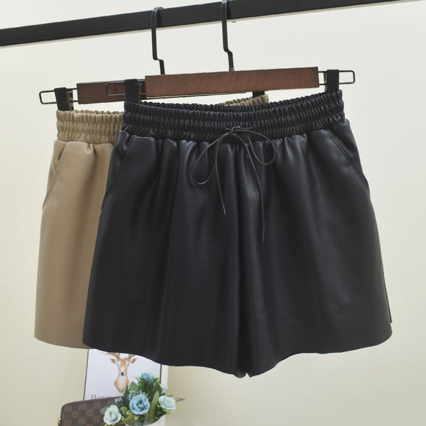 Női bőr rövidnadrág elasztikus derékkal, többféle színben