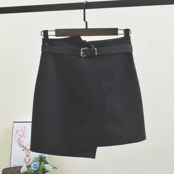 Aktuális női szoknya aszimmetrikus modell fekete színben