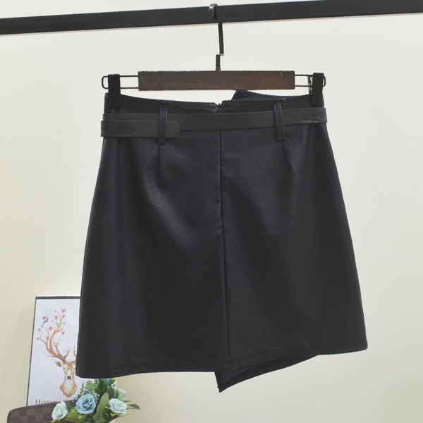 Aktuális női szoknya aszimmetrikus modell fekete színben