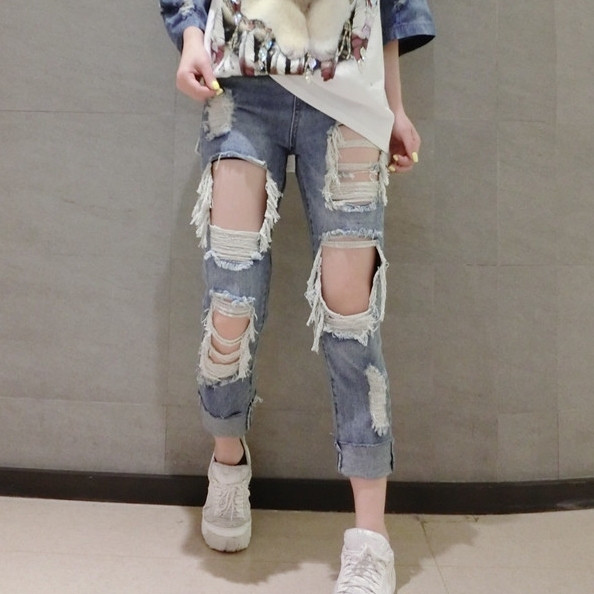 Aktuális női farmer szakadt motívumokkal, kék színben