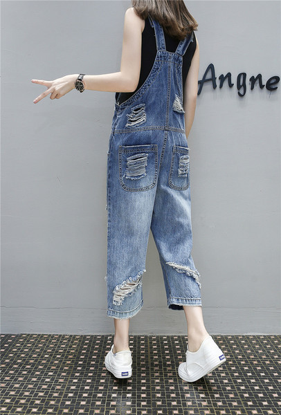 Lezser női farmer overál szakadt motívumokkal