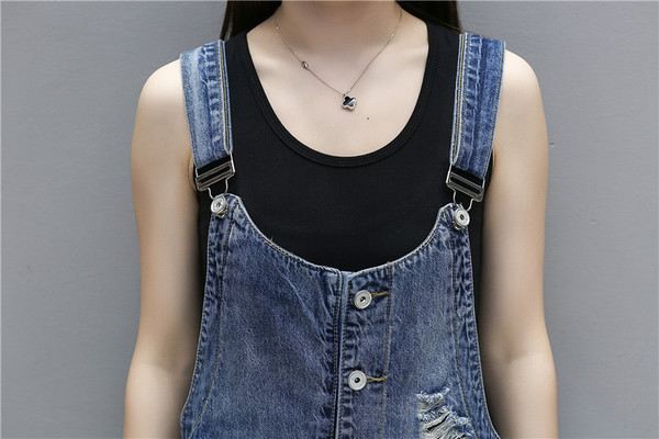 Lezser női farmer overál szakadt motívumokkal