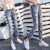 Női alkalmi farmernadrág standard derékkal, szakadt motívumokkal