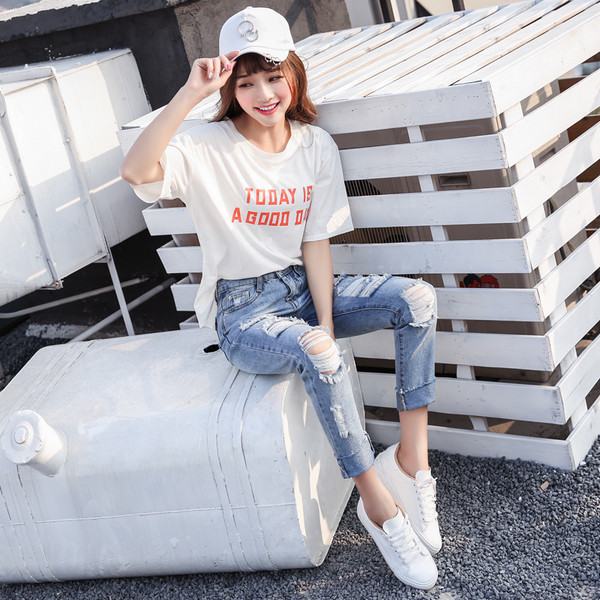 Női alkalmi farmernadrág standard derékkal, szakadt motívumokkal