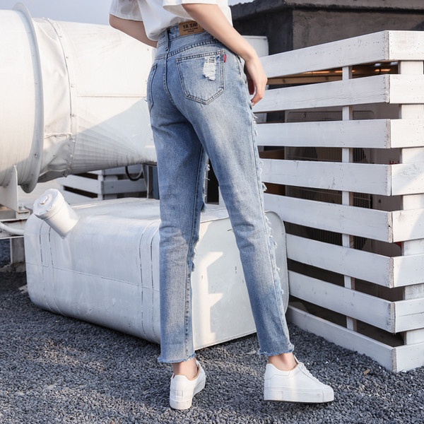 Női alkalmi farmernadrág standard derékkal, szakadt motívumokkal