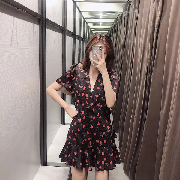 Új modell aktuális női ruha virágos motívumokkal, fekete színben