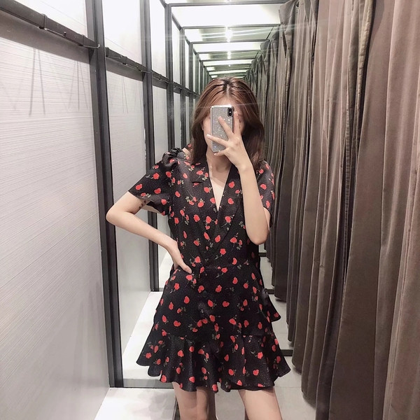 Új modell aktuális női ruha virágos motívumokkal, fekete színben