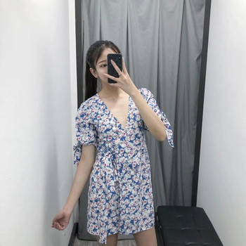 Stílusos női ruha virágos motívumokkal és V-nyakú kék színben