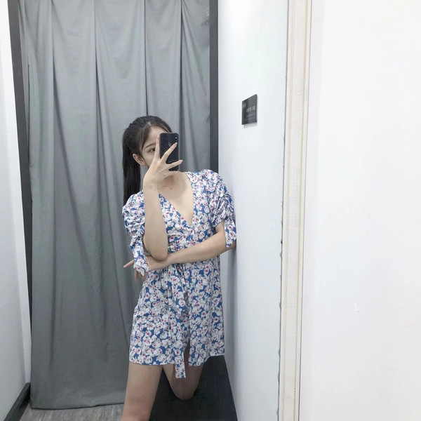 Stílusos női ruha virágos motívumokkal és V-nyakú kék színben