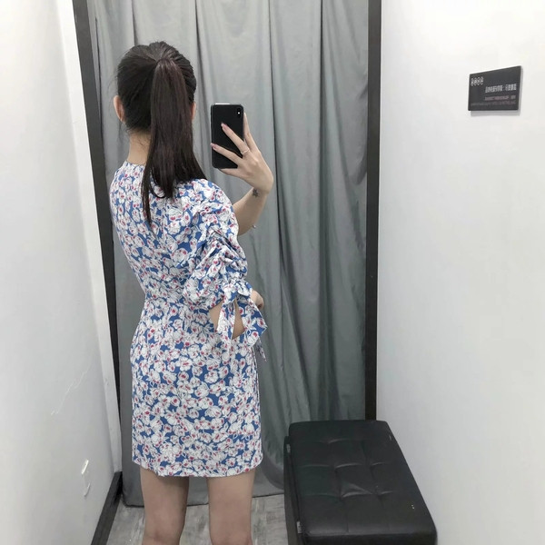 Stílusos női ruha virágos motívumokkal és V-nyakú kék színben