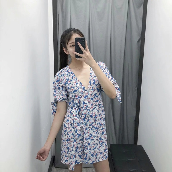 Stílusos női ruha virágos motívumokkal és V-nyakú kék színben