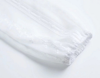 Modern női ruha fehér övvel