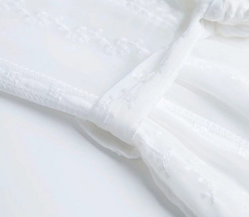 Modern női ruha fehér övvel